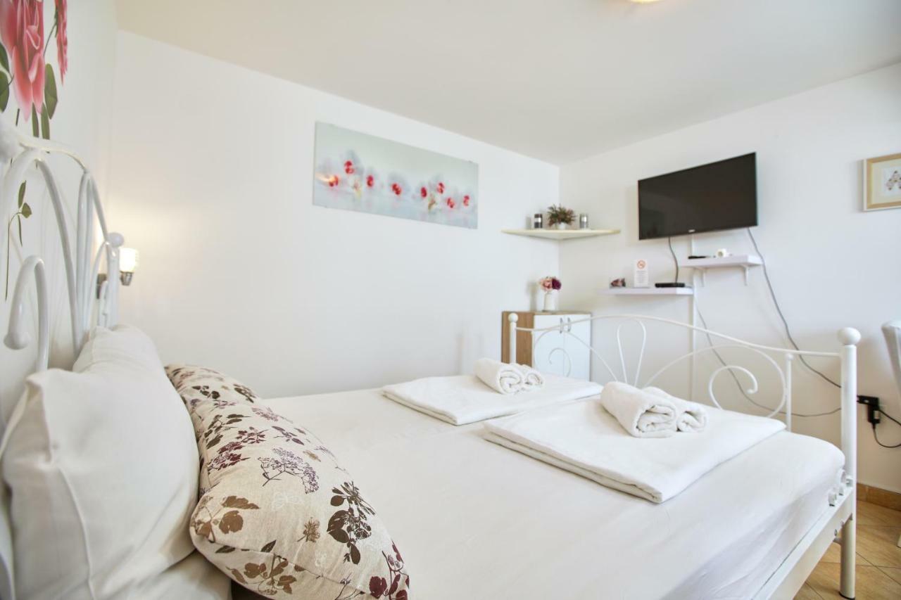 Kristic, Cozy With A Terrace Apartment